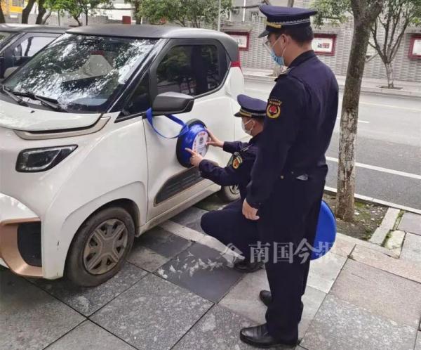 这辆小E顶着“大吸盘”开了一天，车主：真是尴尬又心虚