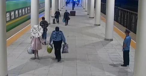 爱自己别人才会爱你!女子凌晨跳河轻生,被民警和群众的话点醒 爱自己别人才会爱你!女子凌晨跳河轻生,被民警和群众的话点醒