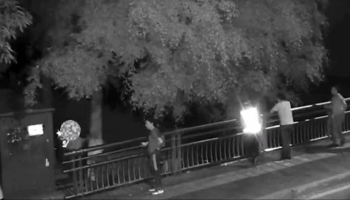 爱自己别人才会爱你!女子凌晨跳河轻生,被民警和群众的话点醒 爱自己别人才会爱你!女子凌晨跳河轻生,被民警和群众的话点醒