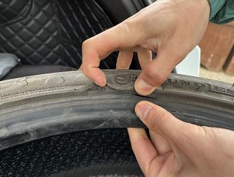 爱车被“坑”爆了胎!寻求赔偿过程曲折,贵阳车主:我太难了! 爱车被“坑”爆了胎!寻求赔偿过程曲折,贵阳车主:我太难了!