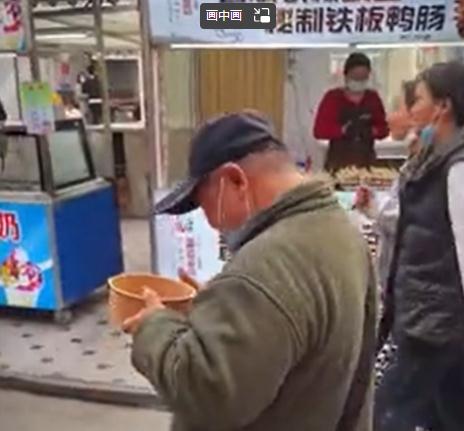 河南一智力仅6岁的大叔吃美食靠刷脸，摊主：想吃什么自己拿