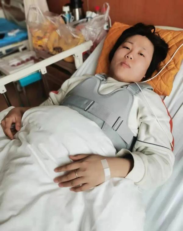 大树倒下瞬间，90后女孩奋力推开核酸采样医生，自己却…