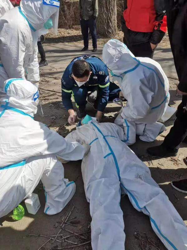 大树倒下瞬间，90后女孩奋力推开核酸采样医生，自己却…