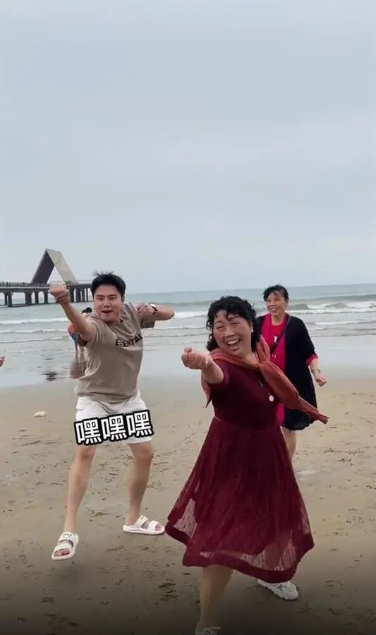 00后小伙“误入”老年旅游团，结果......上了热搜！