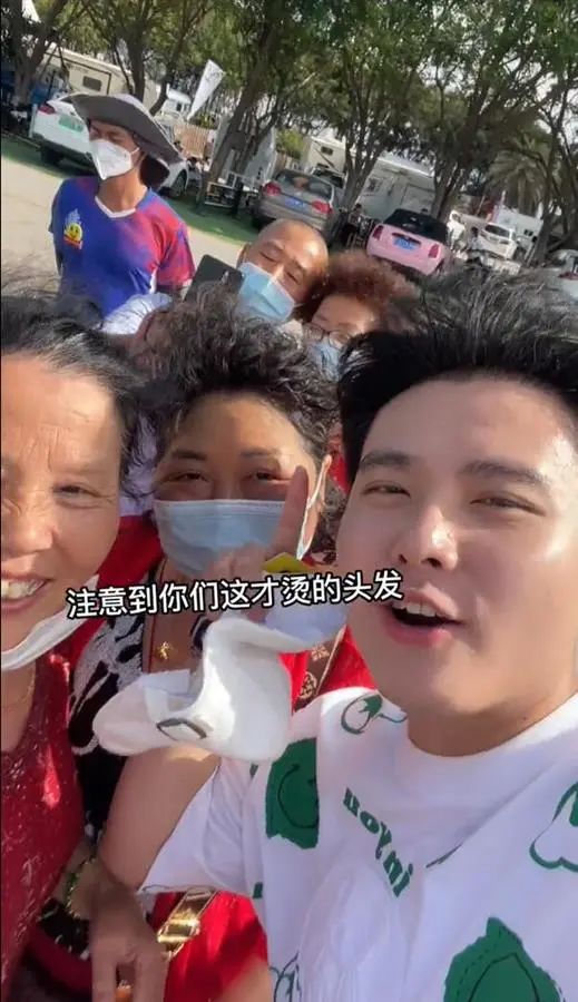 00后小伙“误入”老年旅游团，结果......上了热搜！