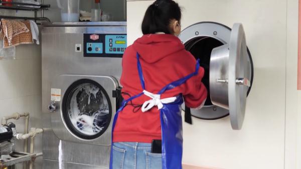 价值3000多的外套干洗后变了样,洗衣店:衣服尺寸是正常的,当事人怒了…… 价值3000多的外套干洗后变了样,洗衣店:衣服尺寸是正常的,当事人怒了……