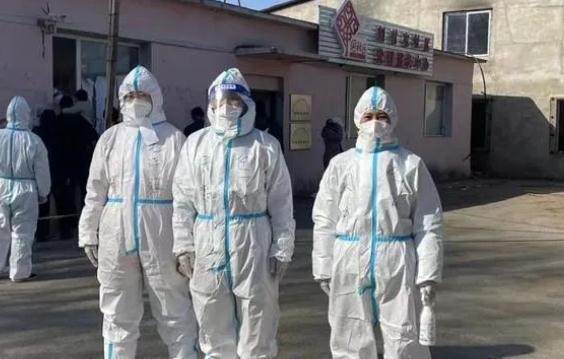 大树倒下瞬间，90后女孩奋力推开核酸采样医生，自己却…