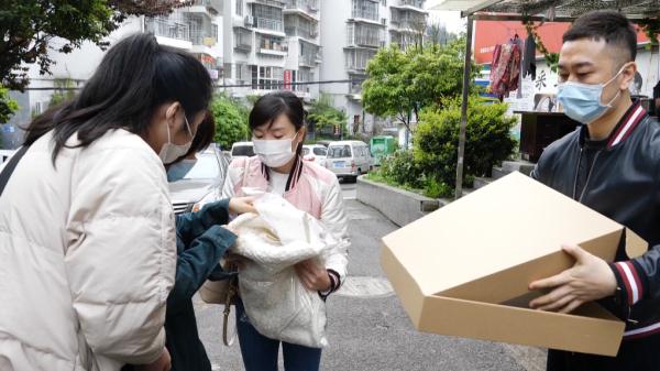 价值3000多的外套干洗后变了样,洗衣店:衣服尺寸是正常的,当事人怒了…… 价值3000多的外套干洗后变了样,洗衣店:衣服尺寸是正常的,当事人怒了……