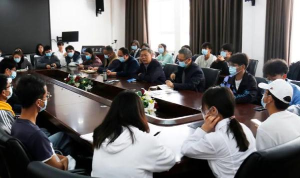 游客随意进出，15元带人出校园？回应来了……