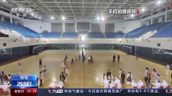 核酸检测现场的琴声、隔离宿舍里的“小纸条” 校园中的他们很暖心