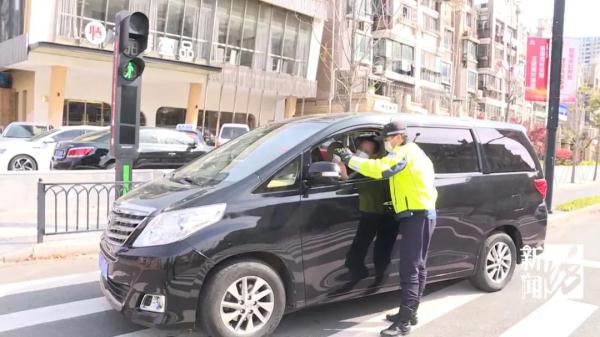 三过家门而不入！上海爸爸和女儿隔空喊话让人破防