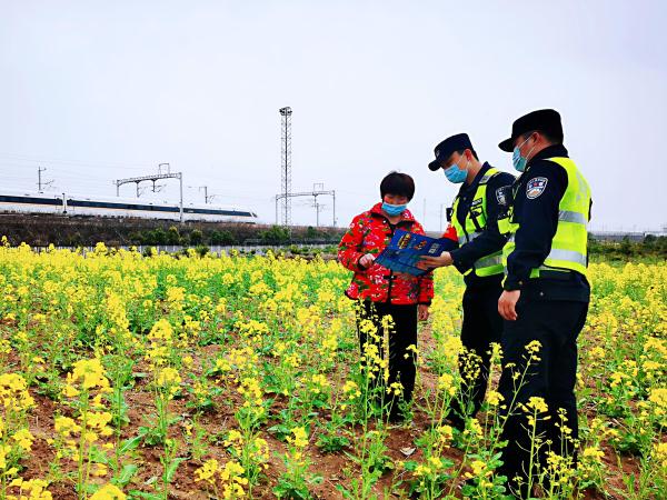 各地铁路公安机关科学调配警力全力做好清明假期秩序维护 各地铁路公安机关科学调配警力全力做好清明假期秩序维护
