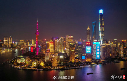 上海陆家嘴楼宇群亮灯，上面写着：“我爱上海”、“上海加油”……