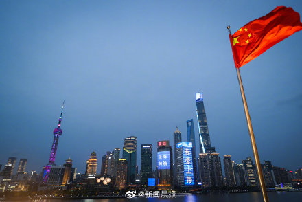 上海陆家嘴楼宇群亮灯，上面写着：“我爱上海”、“上海加油”……