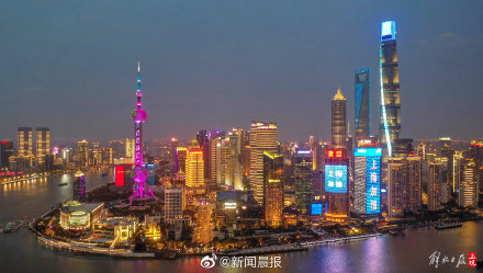上海陆家嘴楼宇群亮灯，上面写着：“我爱上海”、“上海加油”……