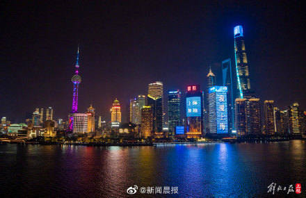 上海陆家嘴楼宇群亮灯，上面写着：“我爱上海”、“上海加油”……