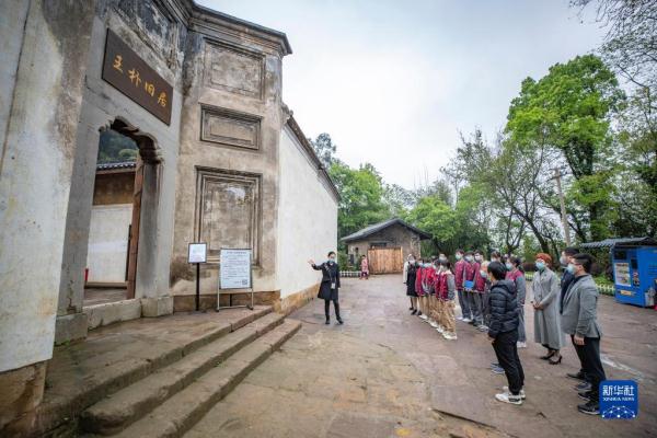 传承红色基因 参访红岩英烈王朴故居