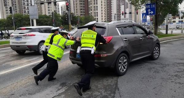 珠海降温下雨“湿冷模式”开启，气温“腰斩式”下跌！