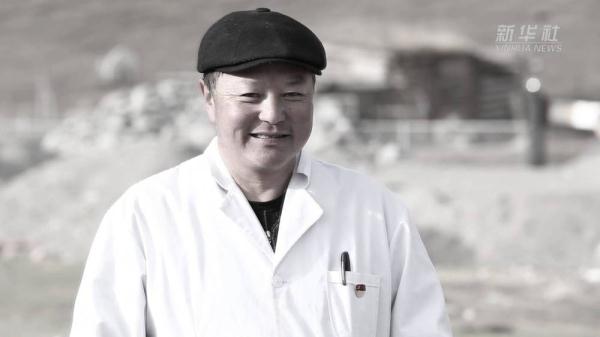 天山深处的“白衣卫士” 天山深处的“白衣卫士”