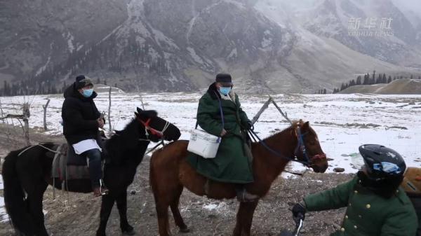 天山深处的“白衣卫士” 天山深处的“白衣卫士”
