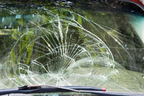 大风吹落阳台花盆砸到豪车，谁该负责？法院说……