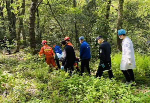 一男子刚刚从宝石山上不慎掉下，山崖离地30米！