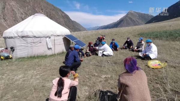 天山深处的“白衣卫士” 天山深处的“白衣卫士”