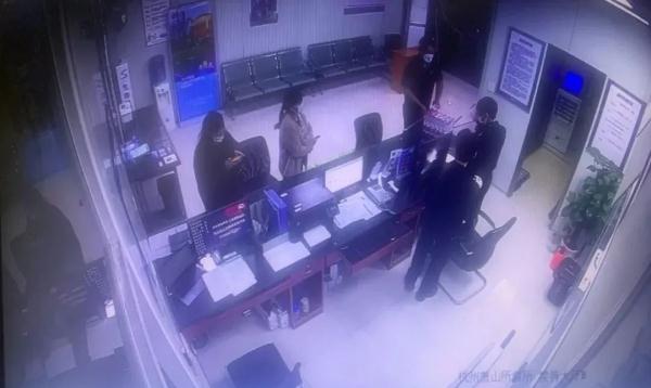 杭州一孕妇派出所门口求助：救救我女儿……