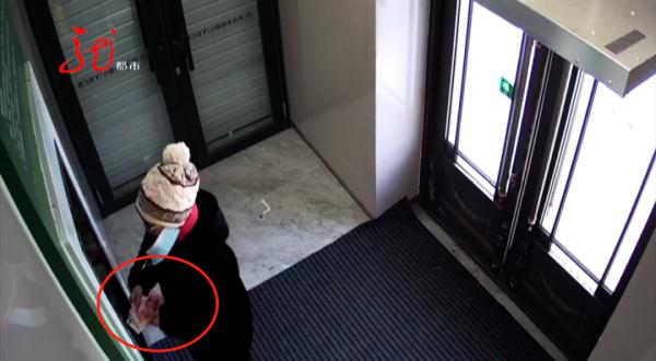 女子遛弯捡到银行卡,“意外”发现了密码!她纠结了,冲动了,后悔了...... 女子遛弯捡到银行卡,“意外”发现了密码!她纠结了,冲动了,后悔了......