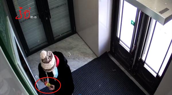 女子遛弯捡到银行卡,“意外”发现了密码!她纠结了,冲动了,后悔了...... 女子遛弯捡到银行卡,“意外”发现了密码!她纠结了,冲动了,后悔了......