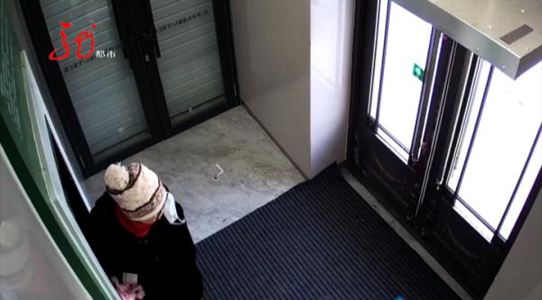 女子遛弯捡到银行卡,“意外”发现了密码!她纠结了,冲动了,后悔了...... 女子遛弯捡到银行卡,“意外”发现了密码!她纠结了,冲动了,后悔了......