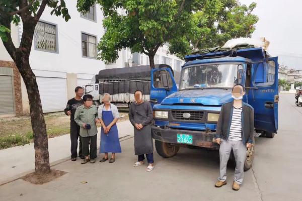 人从众小货车如此载人