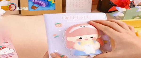 盲盒笔、疫苗笔、解压笔记本？文具“玩具化”，专家提醒...