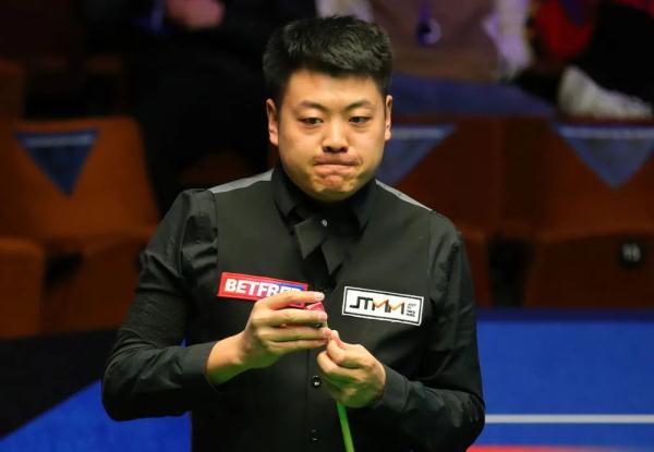 当街殴打女性，中国台球选手被处罚