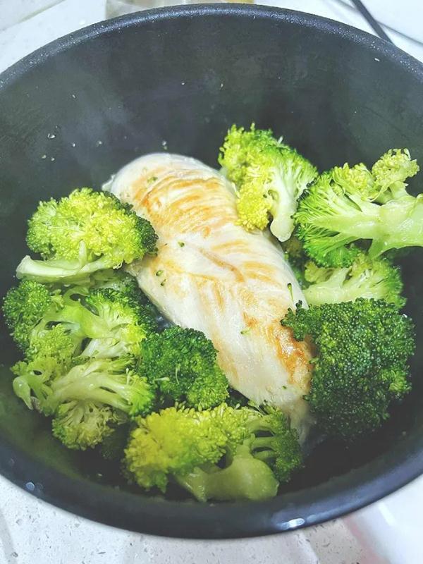 住在宠物医院18天，她和17只动物在一起