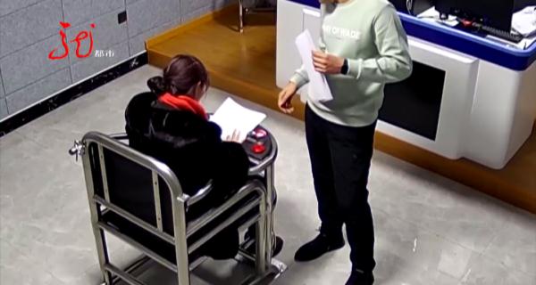 女子遛弯捡到银行卡,“意外”发现了密码!她纠结了,冲动了,后悔了...... 女子遛弯捡到银行卡,“意外”发现了密码!她纠结了,冲动了,后悔了......