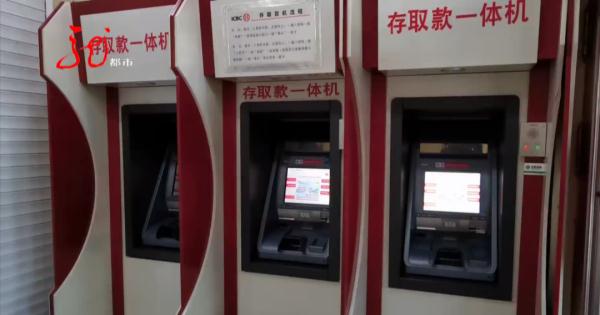 女子遛弯捡到银行卡,“意外”发现了密码!她纠结了,冲动了,后悔了...... 女子遛弯捡到银行卡,“意外”发现了密码!她纠结了,冲动了,后悔了......