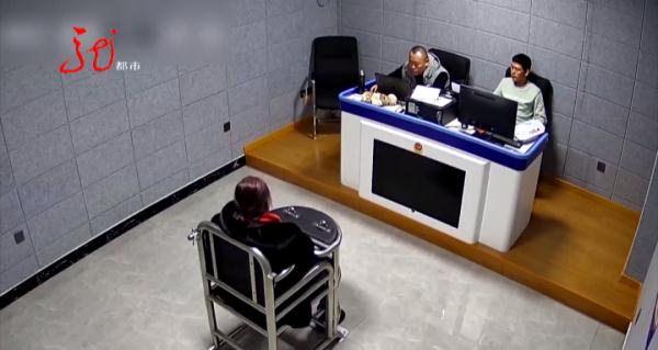 女子遛弯捡到银行卡,“意外”发现了密码!她纠结了,冲动了,后悔了...... 女子遛弯捡到银行卡,“意外”发现了密码!她纠结了,冲动了,后悔了......