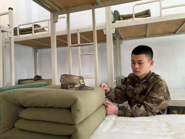 大儿子牺牲两年后，小儿子又毅然去了军营…