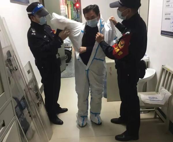 靠坐在地上“缓一下”!长沙这些“60后”白衣民警让人动容 靠坐在地上“缓一下”!长沙这些“60后”白衣民警让人动容