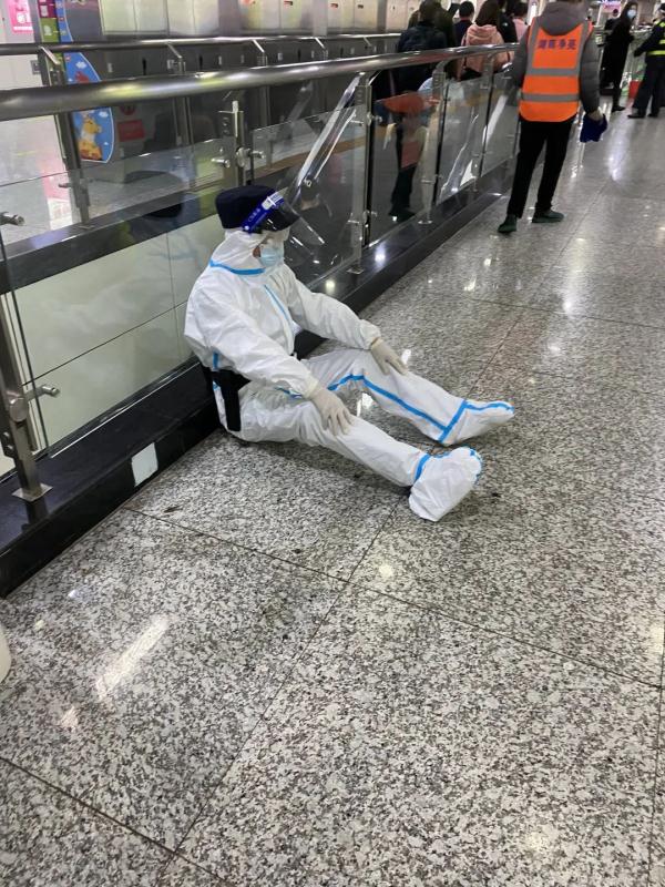 靠坐在地上“缓一下”!长沙这些“60后”白衣民警让人动容 靠坐在地上“缓一下”!长沙这些“60后”白衣民警让人动容