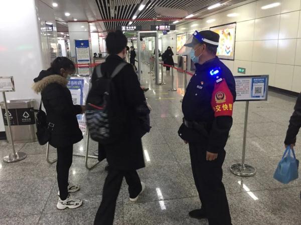 靠坐在地上“缓一下”!长沙这些“60后”白衣民警让人动容 靠坐在地上“缓一下”!长沙这些“60后”白衣民警让人动容