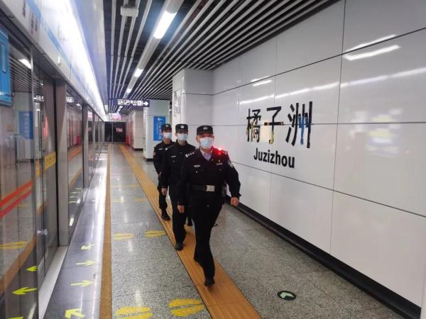 靠坐在地上“缓一下”!长沙这些“60后”白衣民警让人动容 靠坐在地上“缓一下”!长沙这些“60后”白衣民警让人动容