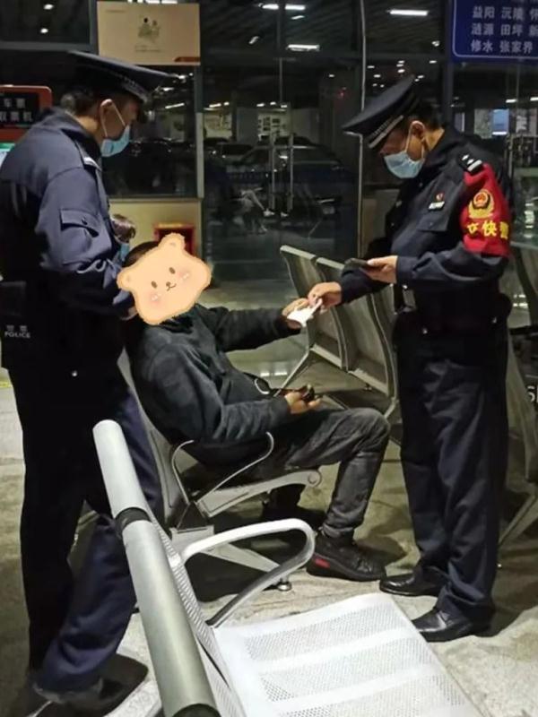 靠坐在地上“缓一下”!长沙这些“60后”白衣民警让人动容 靠坐在地上“缓一下”!长沙这些“60后”白衣民警让人动容