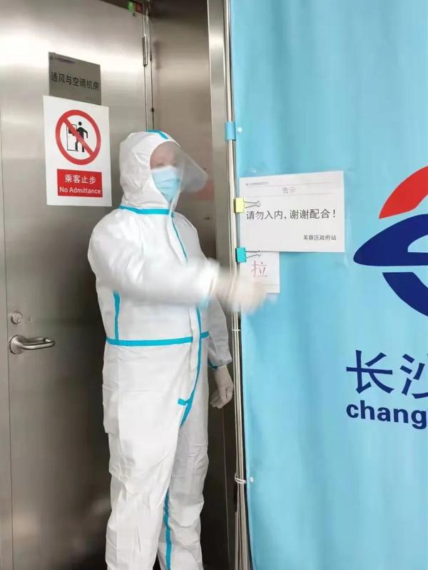 靠坐在地上“缓一下”!长沙这些“60后”白衣民警让人动容 靠坐在地上“缓一下”!长沙这些“60后”白衣民警让人动容