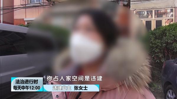 翻盖露台自住，城管限期拆除