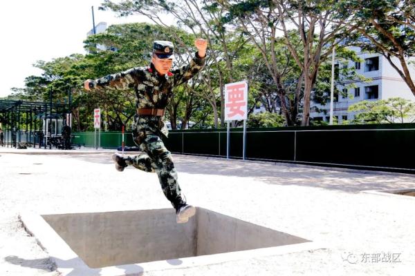 新兵第一次跑400米障碍，表现怎么样？