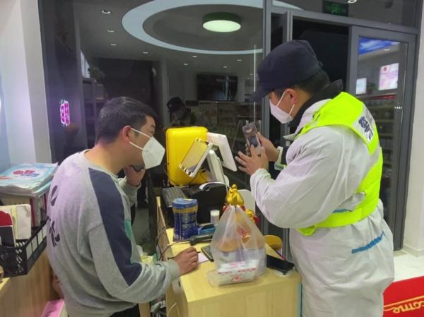 这位民警成了7个宝宝的“跑腿奶爸”