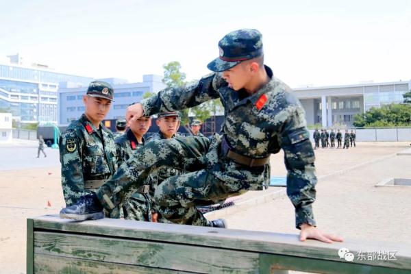 新兵第一次跑400米障碍，表现怎么样？