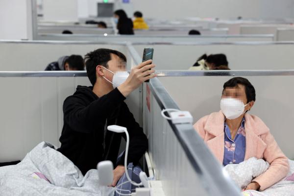 新华全媒＋丨上海临港方舱医院投入使用